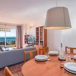 Apartmán Beachfront With Sea View