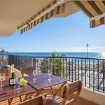 Apartmán Beachfront With Sea View